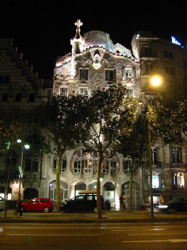 Casa Battl&oacute; at night
